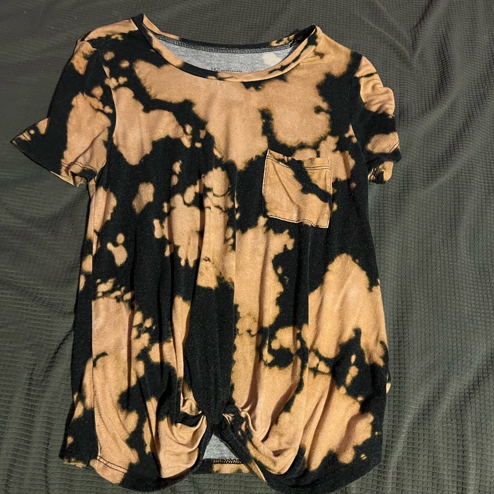 Brown and black spotted T-shirt.